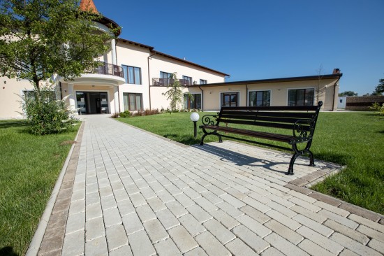 Hotel Allegria SPA, Alba Iulia, pavele Antico D2, culori alb-crem si maro patinat
