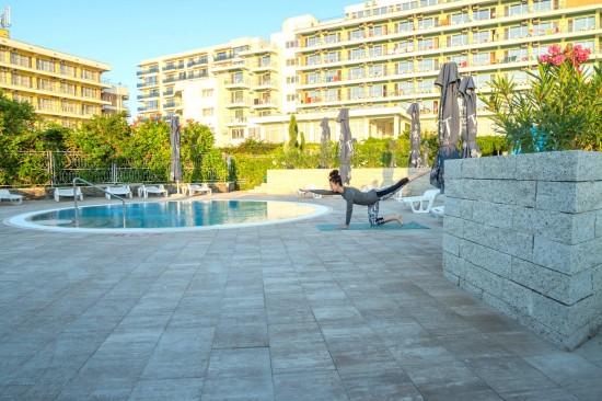 Hotel Comandor, Mamaia, dale Cortina D7, culoare cafe, Blocuri zid si Elemente treapta Siena, culoare alb-crem