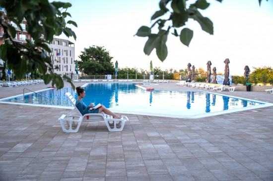 Hotel Comandor, Mamaia, dale Cortina D7, culoare cafe, Blocuri zid si Elemente treapta Siena, culoare alb-crem