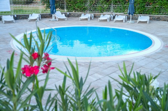Hotel Comandor, Mamaia, dale Cortina D7, culoare cafe, Blocuri zid si Elemente treapta Siena, culoare alb-crem