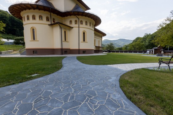 Manastire Strungari, pavele Pietra, culori cafe si granit, Borduri B1