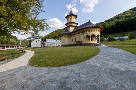 Manastire Strungari, pavele Pietra, culori cafe si granit, Borduri B1