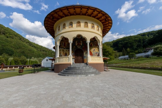 Manastire Strungari, pavele Pietra, culori cafe si granit, Borduri B1