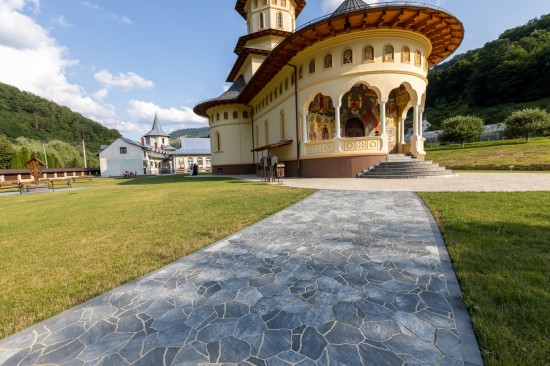 Manastire Strungari, pavele Pietra, culori cafe si granit, Borduri B1