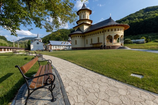 Manastire Strungari, pavele Pietra, culori cafe si granit, Borduri B1