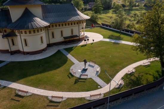 Manastire Strungari, pavele Pietra, culori cafe si granit, Borduri B1