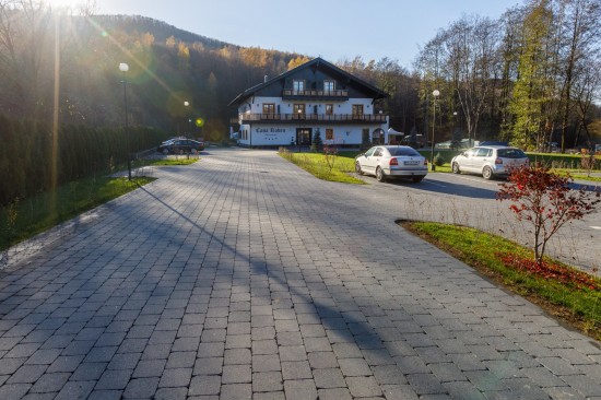Parcare, alei acces si zona relaxare, Pensiune Roben, pavele Antico P3, P6, Focar Ronda, Banci Robusta