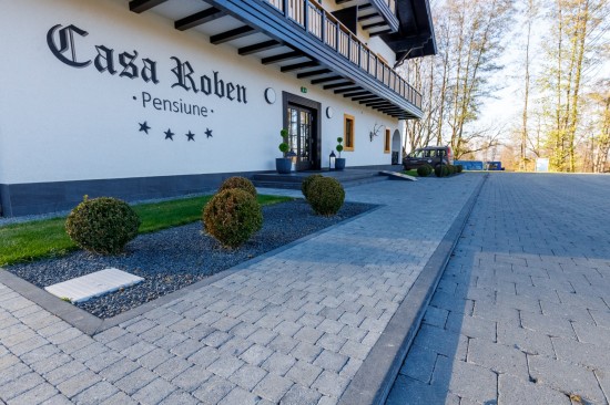 Parcare, alei acces si zona relaxare, Pensiune Roben, pavele Antico P3, P6, Focar Ronda, Banci Robusta