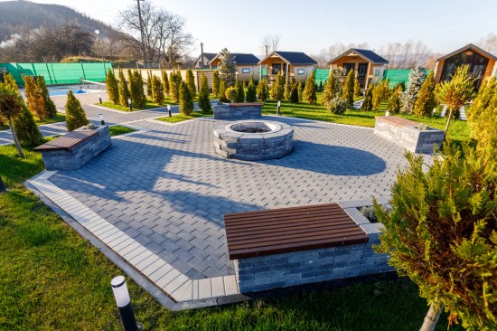 Parcare, alei acces si zona relaxare, Pensiune Roben, pavele Antico P3, P6, Focar Ronda, Banci Robusta