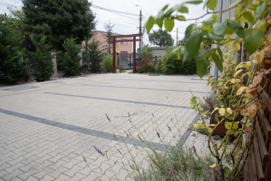 Parcare si curte, Budo Best, Bucuresti, pavele Dublu T, Antico D2