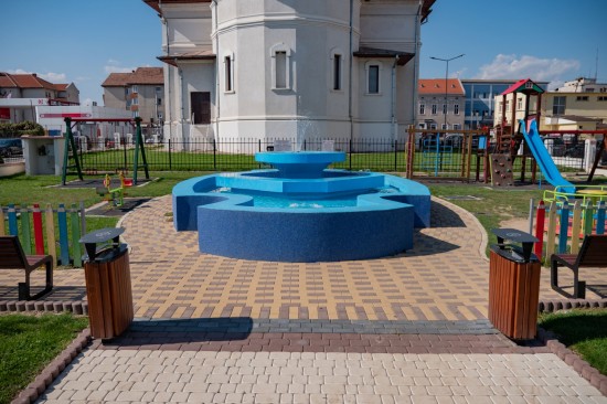 Parc Teius, pavele Maris, Bordura cilindrica, culori alb-crem, maro