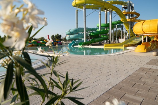 Parc acvatic, Aqua Park Galati, pavele Umbra P4, nuanta alb-crem, Cortina P4, nuanta cafe