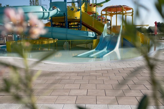 Parc acvatic, Aqua Park Galati, pavele Umbra P4, nuanta alb-crem, Cortina P4, nuanta cafe