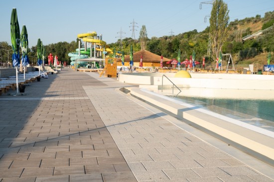 Parc acvatic, Aqua Park Galati, pavele Umbra P4, nuanta alb-crem, Cortina P4, nuanta cafe