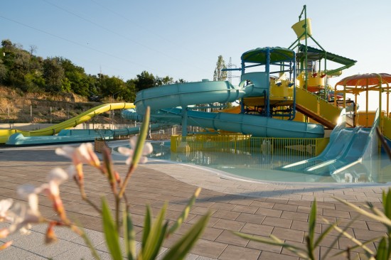 Parc acvatic, Aqua Park Galati, pavele Umbra P4, nuanta alb-crem, Cortina P4, nuanta cafe