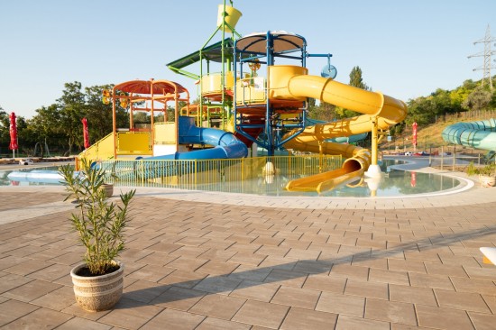 Parc acvatic, Aqua Park Galati, pavele Umbra P4, nuanta alb-crem, Cortina P4, nuanta cafe