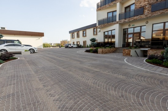 Parcare, alei acces, zona relaxare, Hotel River, Ludus, pavele Arcade, Antico, Cortina D7, Borduri B10, Banci Resto, Focar Quadra