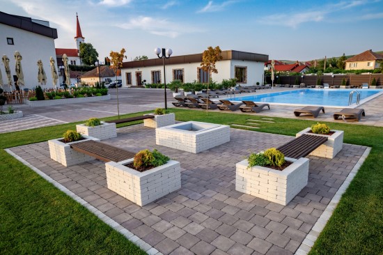 Parcare, alei acces, zona relaxare, Hotel River, Ludus, pavele Arcade, Antico, Cortina D7, Borduri B10, Banci Resto, Focar Quadra
