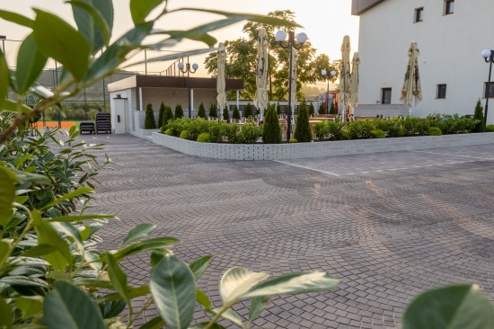 Parcare, alei acces, zona relaxare, Hotel River, Ludus, pavele Arcade, Antico, Cortina D7, Borduri B10, Banci Resto, Focar Quadra
