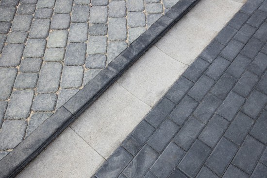 Parcare si curte, Pensiune Perla Martiniei, pavele Malo Antico, Dublu T, Dreptunghi D2, Palisade Siena, Rigole si Borduri