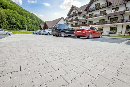 Parcare si curte, Pensiune Perla Martiniei, pavele Malo Antico, Dublu T, Dreptunghi D2, Palisade Siena, Rigole si Borduri