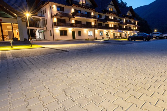 Parcare si curte, Pensiune Perla Martiniei, pavele Malo Antico, Dublu T, Dreptunghi D2, Palisade Siena, Rigole si Borduri