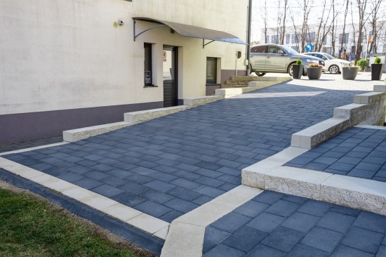 Pensiune Element, Alba Iulia, dale Dreptunghi D4, nuanta antracit, Treapte si Blocuri zid Siena, nuanta alb-crem