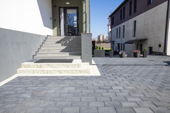 Pensiune Element, Alba Iulia, dale Dreptunghi D4, nuanta antracit, Treapte si Blocuri zid Siena, nuanta alb-crem