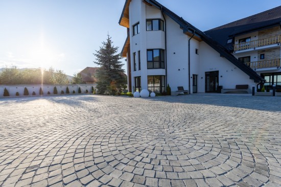 Pensiune La Valtoare, Gura Raului-Sibiu, Piatra andezit Albini, pavele antichizate Antico D2, Malo Antico, Focar Ronda