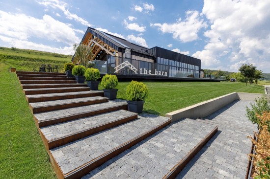 Sala evenimente, The Barn Cluj, pavele Maris Antico, culoare antracit