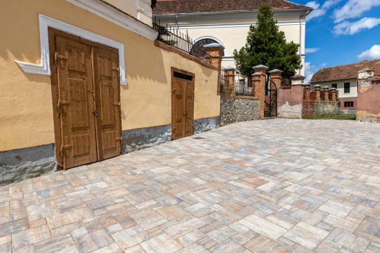 Scoala gimnaziala, Apoldu de Sus, Sibiu, pavele Decora, culoare dolomit
