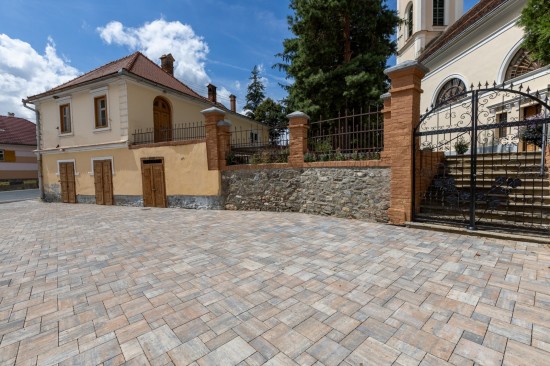 Scoala gimnaziala, Apoldu de Sus, Sibiu, pavele Decora, culoare dolomit