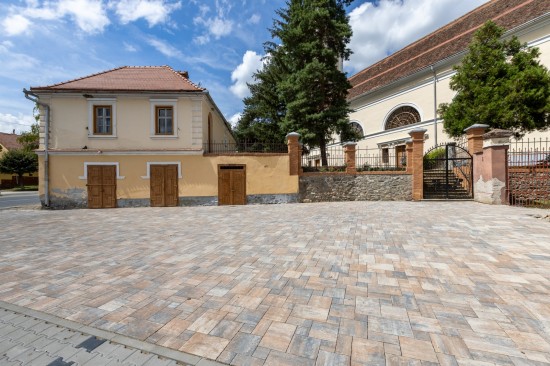 Scoala gimnaziala, Apoldu de Sus, Sibiu, pavele Decora, culoare dolomit