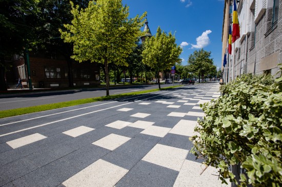 Trotuare, centrul orasului Timisoara, pavele Umbra P4, culori alb-crem, antracit