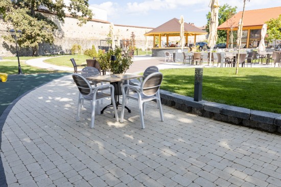 Terasa si restaurant, Hotel Leul de Aur, Sebes, pavele Maris Antico, Elemente D6 Antico, Blocheti, Focar Ronda