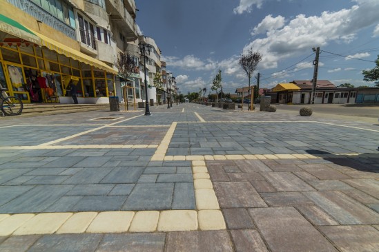 Trotuare, centrul comunei Berca, Buzau, pavele Fantasia, culori tempo,albastru patinat