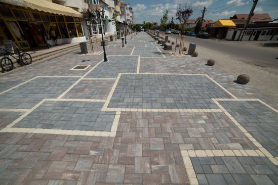 Trotuare, centrul comunei Berca, Buzau, pavele Fantasia, culori tempo,albastru patinat