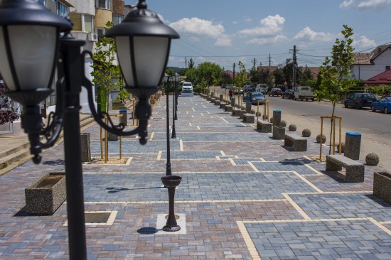 Trotuare, centrul comunei Berca, Buzau, pavele Fantasia, culori tempo,albastru patinat