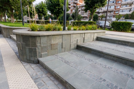 Trotuare, centrul orasului Deva, Placi andezit Albini, Piatra cubica, pavele Patrat P3, dale Tactilo 1