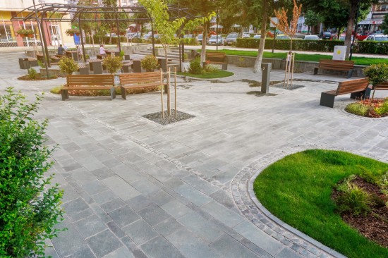 Trotuare, centrul orasului Deva, Placi andezit Albini, Piatra cubica, pavele Patrat P3, dale Tactilo 1