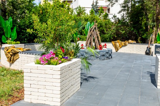 Zona relaxare, Sediul TVR1, Bucuresti, pavele Citadin D7, Focar Ronda, Banca din Elemente D6 Antico, Jardiniere Quadra