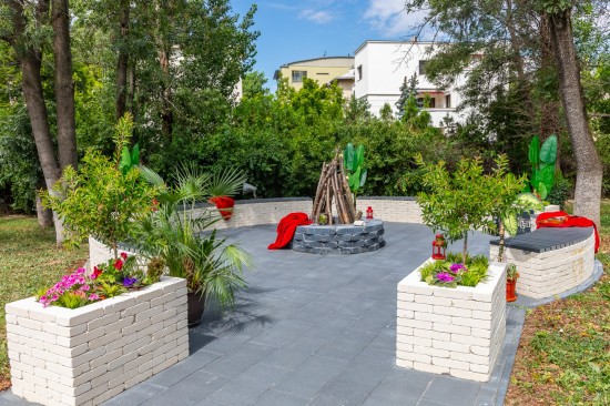 Zona relaxare, Sediul TVR1, Bucuresti, pavele Citadin D7, Focar Ronda, Banca din Elemente D6 Antico, Jardiniere Quadra