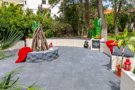 Zona relaxare, Sediul TVR1, Bucuresti, pavele Citadin D7, Focar Ronda, Banca din Elemente D6 Antico, Jardiniere Quadra