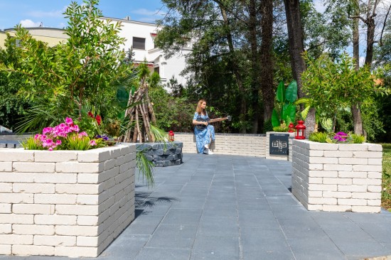 Zona relaxare, Sediul TVR1, Bucuresti, pavele Citadin D7, Focar Ronda, Banca din Elemente D6 Antico, Jardiniere Quadra