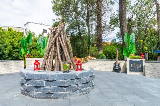 Zona relaxare, Sediul TVR1, Bucuresti, pavele Citadin D7, Focar Ronda, Banca din Elemente D6 Antico, Jardiniere Quadra