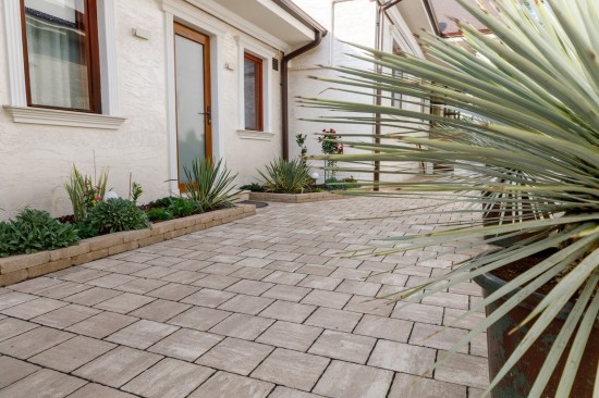 Acces curte si alei, pavele Anima P3, culoare cafe, Jardiniera Quadra, Zid din Elemente D6 Antico, culoare travertin