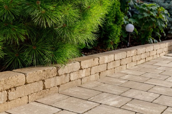 Acces curte si alei, pavele Anima P3, culoare cafe, Jardiniera Quadra, Zid din Elemente D6 Antico, culoare travertin