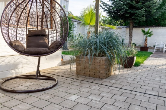 Acces curte si alei, pavele Anima P3, culoare cafe, Jardiniera Quadra, Zid din Elemente D6 Antico, culoare travertin