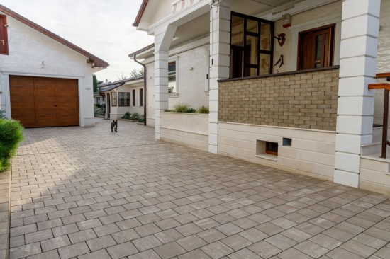 Acces curte si alei, pavele Anima P3, culoare cafe, Jardiniera Quadra, Zid din Elemente D6 Antico, culoare travertin