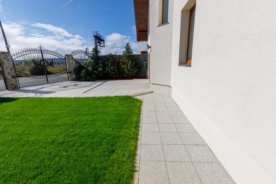 Acces curte, parcare si alei, pavele Umbra P4, culoare alb-crem, Borduri B1, culoare gri ciment